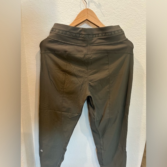 LULULEMON DANCE STUDIO mid rise CROP *sz 6* light olive - Picture 3 of 5